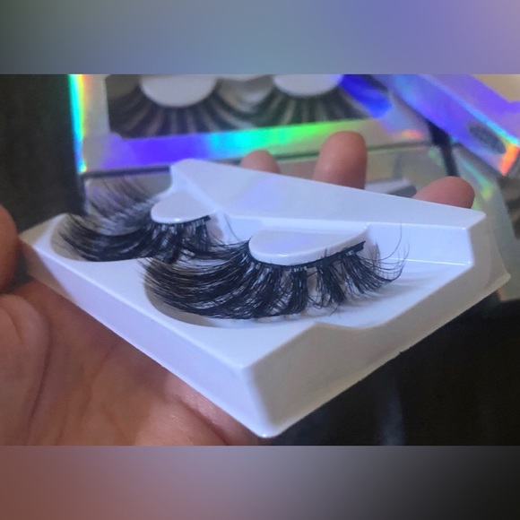 Eyelashes - Picture 5 of 8